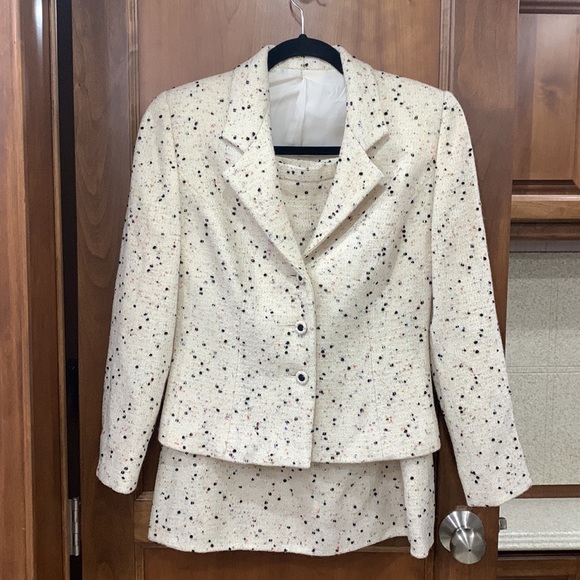 Lucy de Castenou Dresses & Skirts - COUTURE Lucy de Castenou ivory tweed suit size 6/8